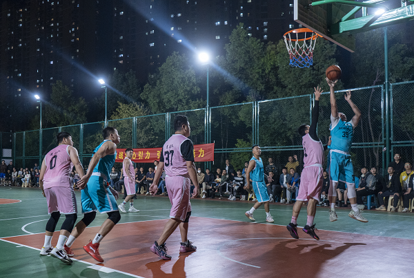 11日，NBA对外宣布，由于一名犹他爵士队球员被初步诊断感染了新冠肺炎，联盟决定从12日开始暂停本赛季的比赛。